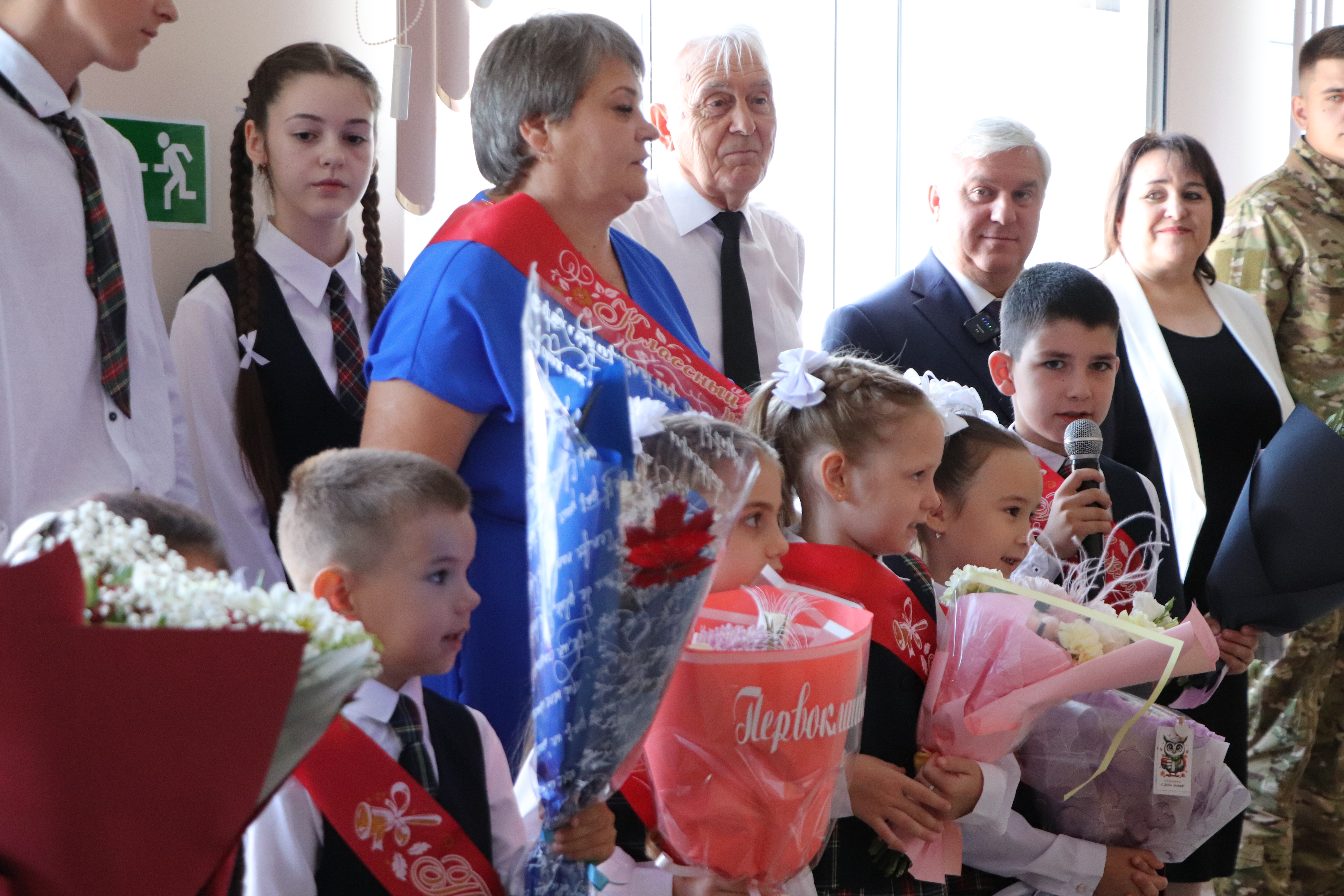 Виталий Лозин 1 Сентября побывал на торжественной линейкев Песчанокопской школе №2