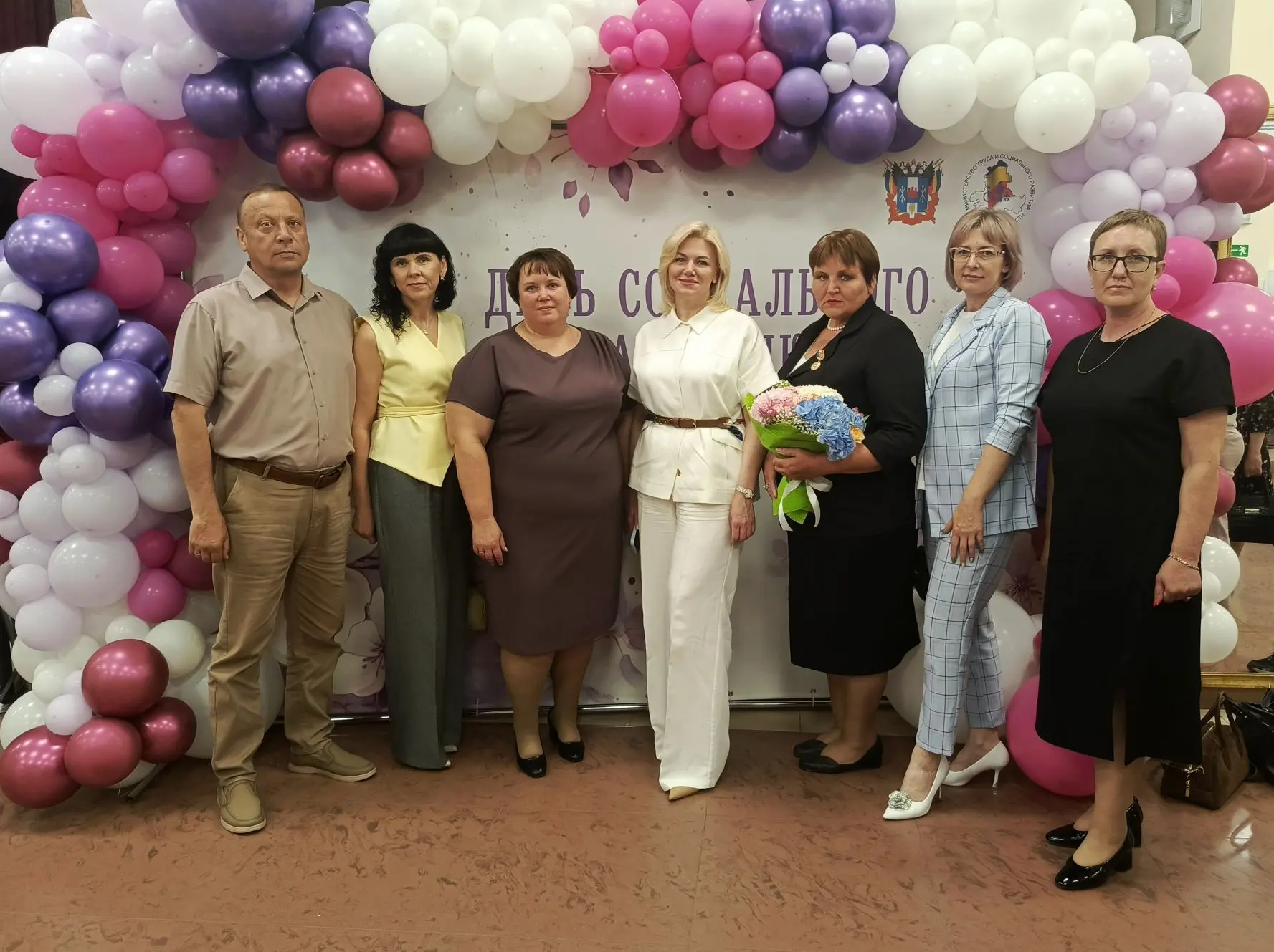 Социальный работник Инна Картамышева получила областную награду 