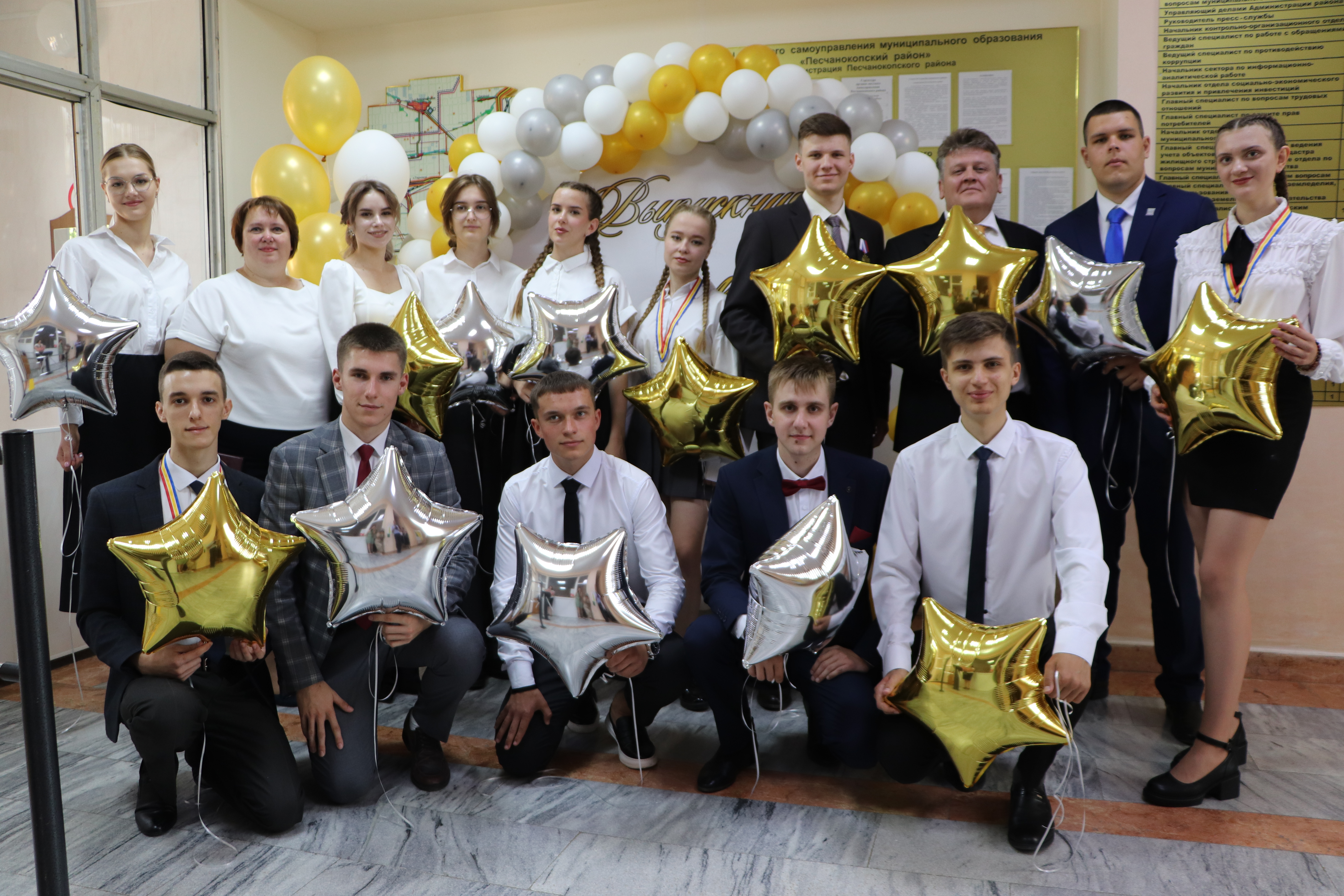 Торжественный прием медалистов главой администрации района Игорем Апольским