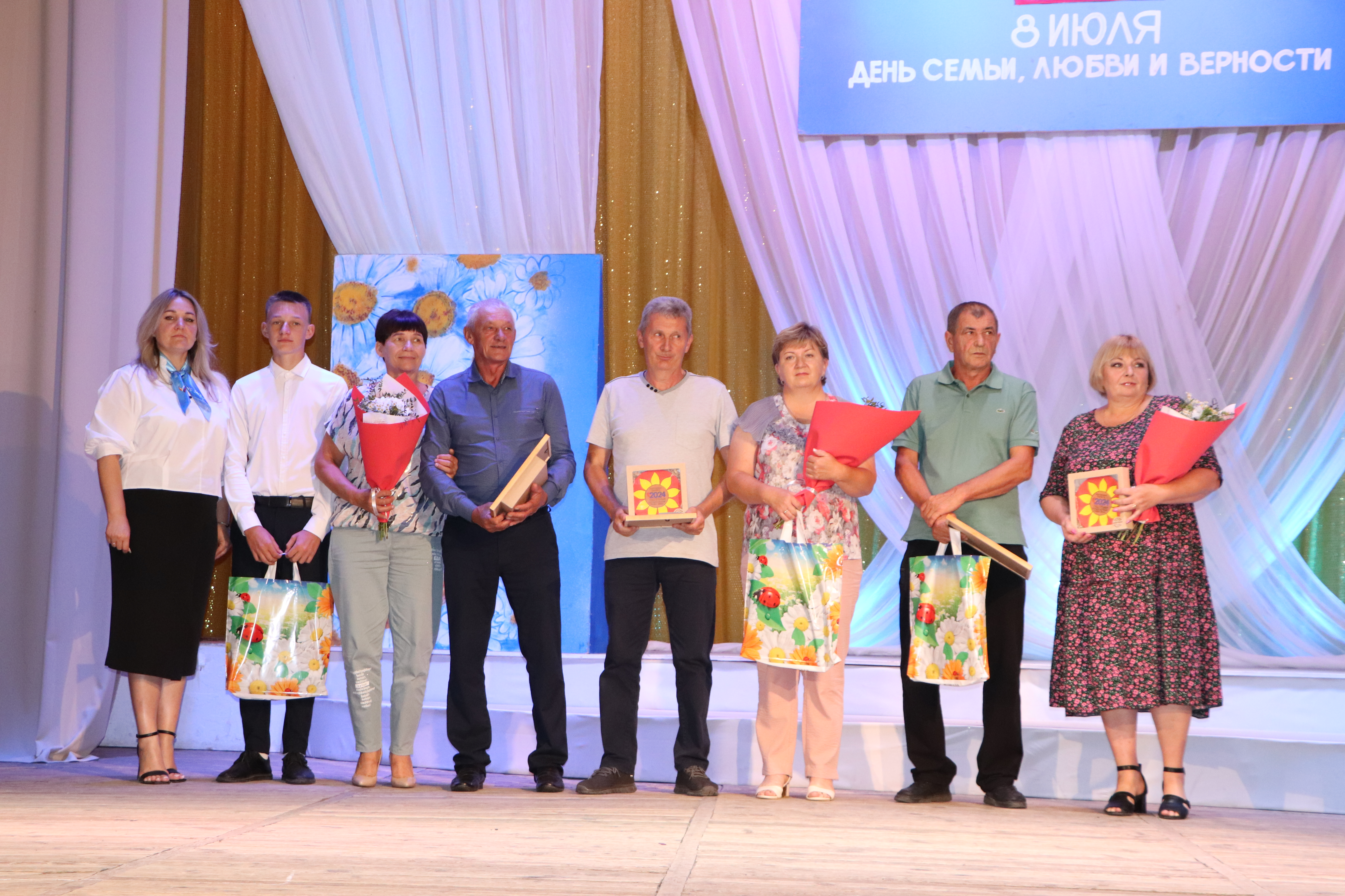 В РДК "Юбилейный" состоялся районный праздник, посвященный Дню семьи