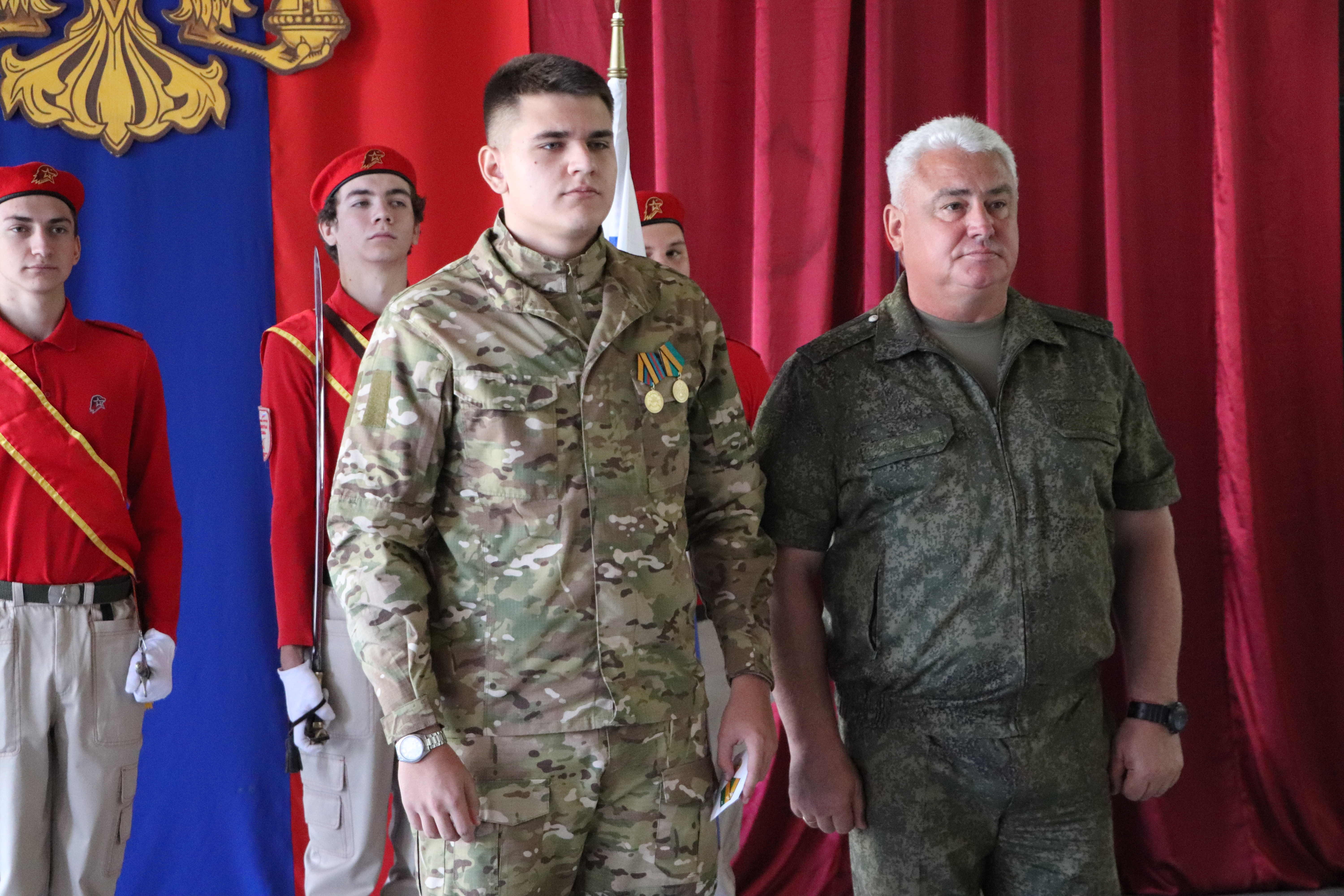 В Песчанокопском районе вручили награды участникам СВО и семьям погибших 
